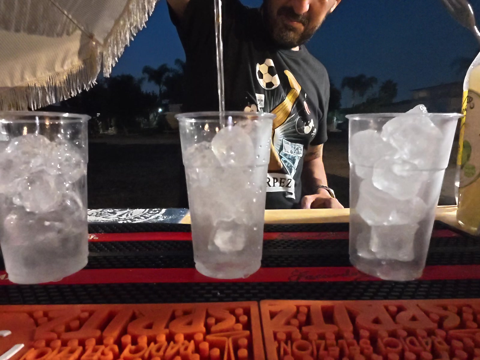 Cocktail preparati al bar all'aperto dopo il tramonto