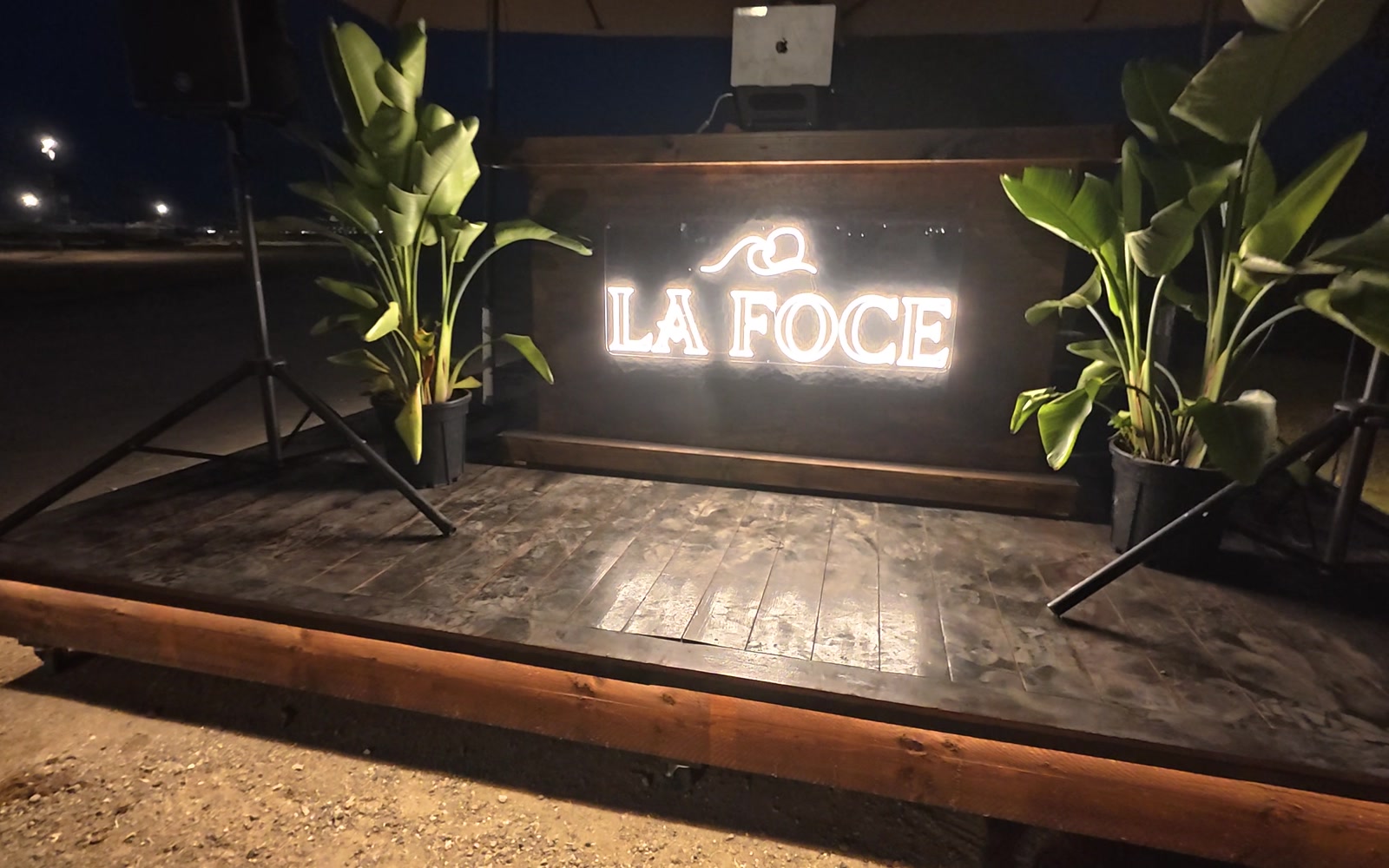L'insegna La Foce illuminata di notte